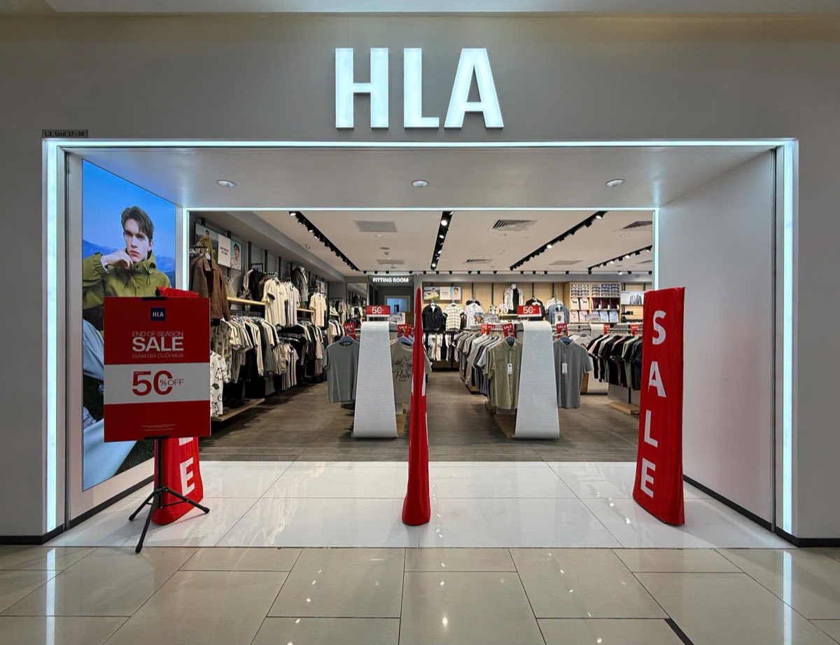 HLA store front in a shopping mall, end of season sale