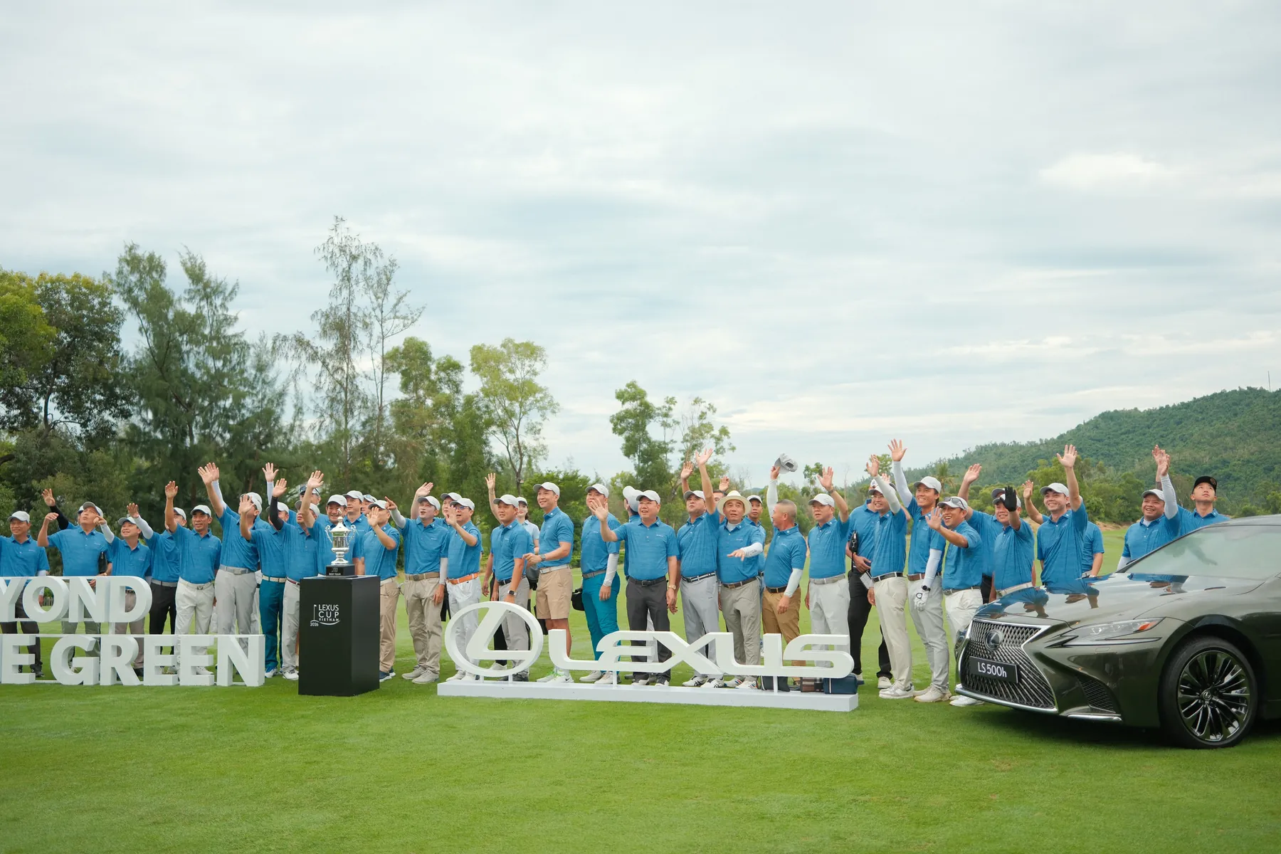 Final group portrait with the trophy and Lexus RX 500h