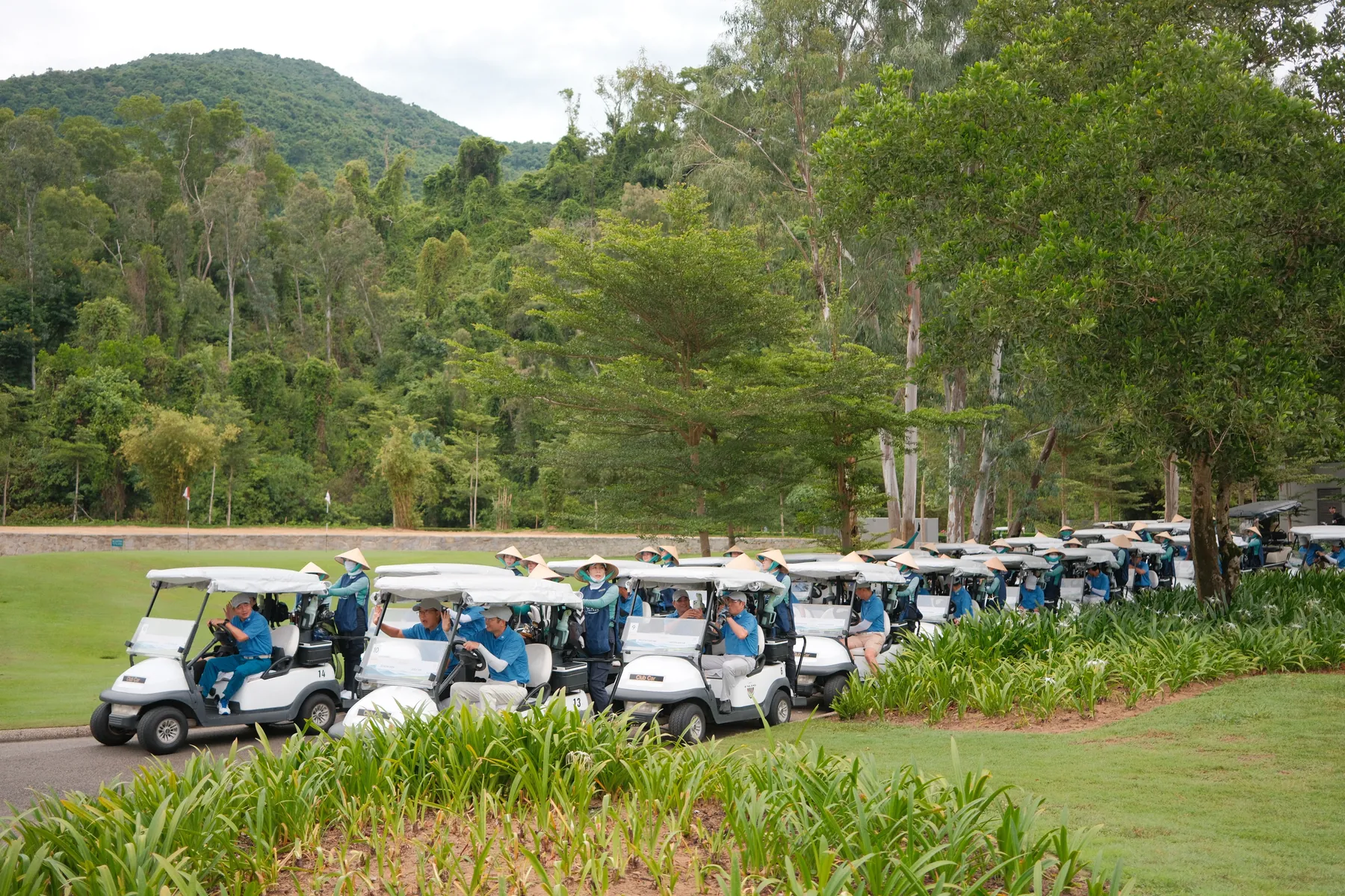 Golf carts lined up before the shotgun start