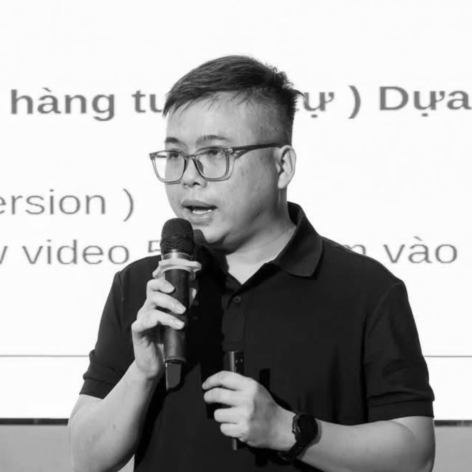 Khoa Tran speaking at a digital marketing session